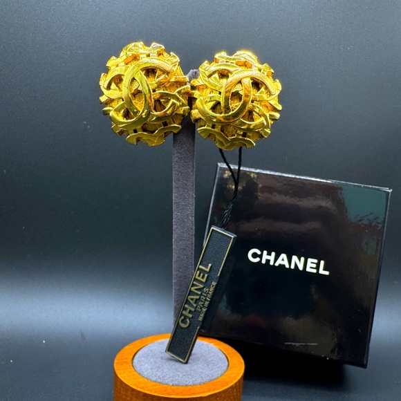 LOT 937 24K gold plated Chanel vintage clip on earrings - Picture 1 of 14
